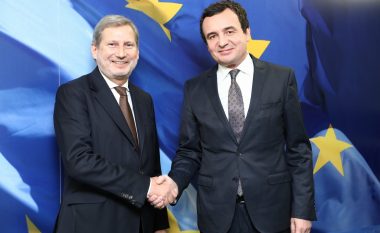Kurti takohet me Hahn në Bruksel, flasin për perspektivën e dialogut me Serbinë