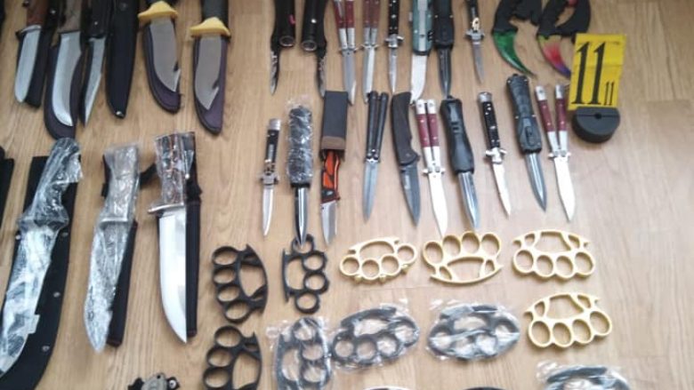 Policia sekuestron disa thika dhe municion në Suharekë