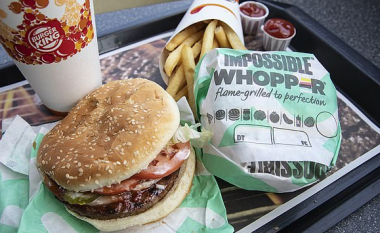 Burger King paditet nga një vegjetarian pasi që ia përgatisin ushqimin e tij në të njëjtën skarë ku piqet mishi