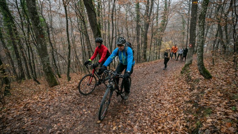 Shenjëzohet shtegu i gjatë prej 5.5 km që lidhë Parkun e Gërmisë me Pyllin e Arinjve e Liqenin e Badocit