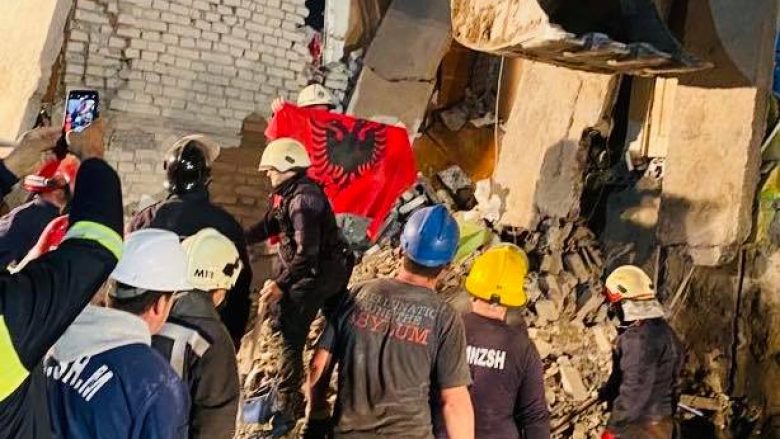 Ministri Lleshaj: Pranë viktimave të fundit të nxjerrë nga gërmadhat në Thumanë u gjet flamuri kuq e zi