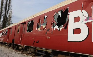 Qytetarët e papërgjegjshëm dëmtojnë trenin “Bllaca 99”, monumentin që dëshmon ikjen masive të shqiptarëve
