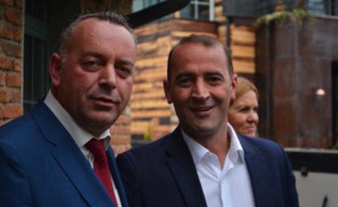 Daut Haradinaj dhe kryetari i Deçanit dhurojnë pagën e tyre për ndihmë të prekurve nga tërmeti në Shqipëri