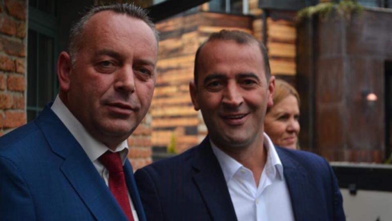 Daut Haradinaj dhe kryetari i Deçanit dhurojnë pagën e tyre për ndihmë të prekurve nga tërmeti në Shqipëri