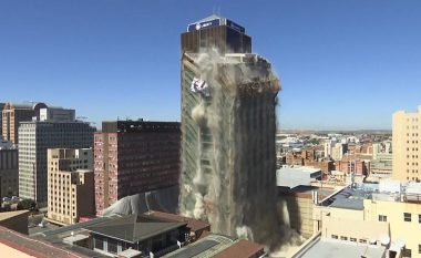 Kulla e Bankës 108 metra e lartë shembet në një shpërthim të kontrolluar në Johannesburg