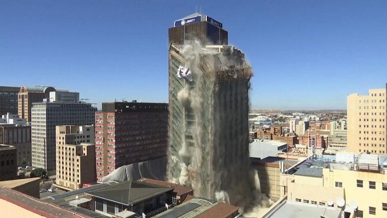 Kulla e Bankës 108 metra e lartë shembet në një shpërthim të kontrolluar në Johannesburg