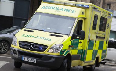 Ambulanca vret këmbësorin 35-vjeçar në Angli pasi përplaset me të në trafik