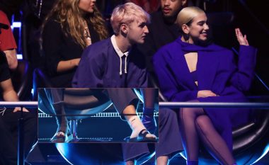 I dashuri i Dua Lipës shkoi në ‘MTV EMA’ me shapka dhe me çorapët me ngjyra të ndryshme