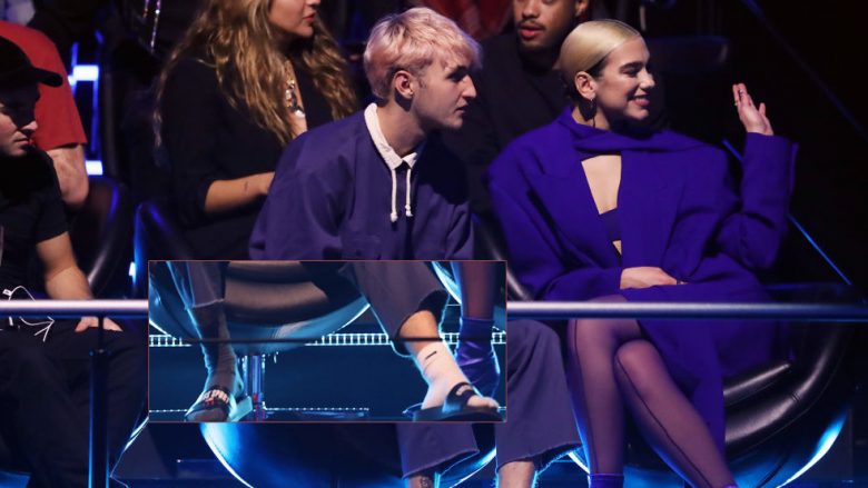 I dashuri i Dua Lipës shkoi në ‘MTV EMA’ me shapka dhe me çorapët me ngjyra të ndryshme