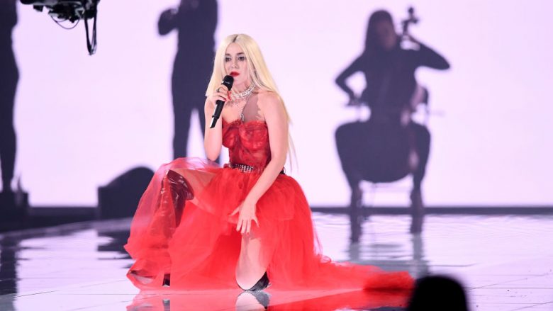 Krahas çmimit, Ava Max mahniti me interpretimin e saj në MTV EMA