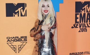 Dukja e bukur e Ava Max në tepihun e kuq në MTV EMA