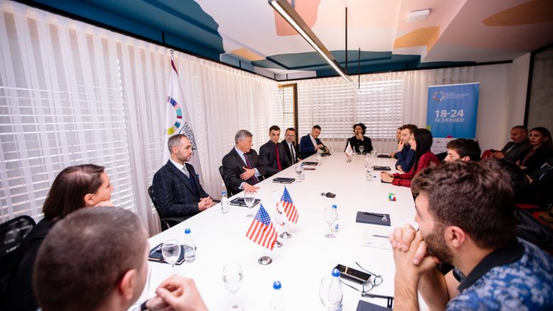 Ambasadori Amerikan viziton ICK-në në Javën Globale të Ndërmarrësisë