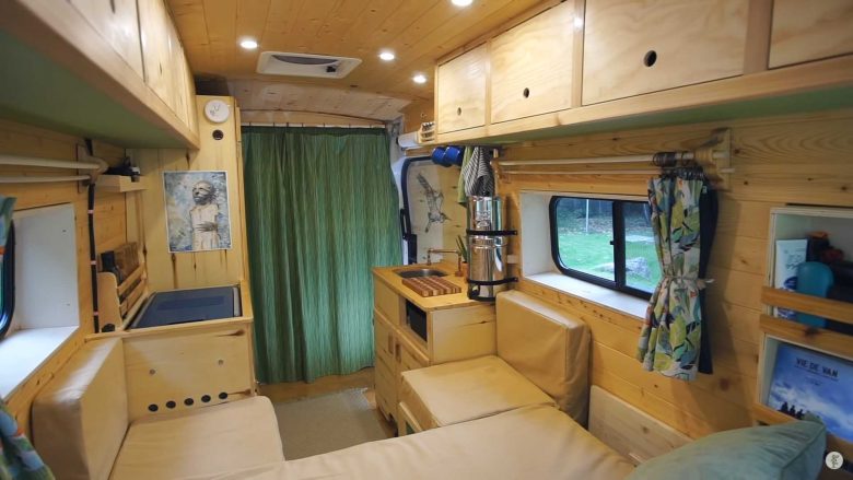 Çifti ndërtoi vet një furgon kampingu, me nivel të ulët teknologjie në mënyrën më të mirë të mundshme