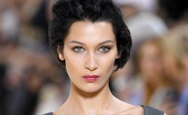 Bella Hadid vë në plan të parë fizikun e saj në pozat me të brendshme