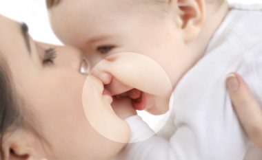 Puthja e nënës mund të përcjellë karies