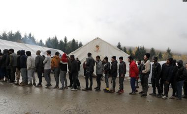Stuhia shkatërron një kamp të migrantëve në Bosnje e Hercegovinë