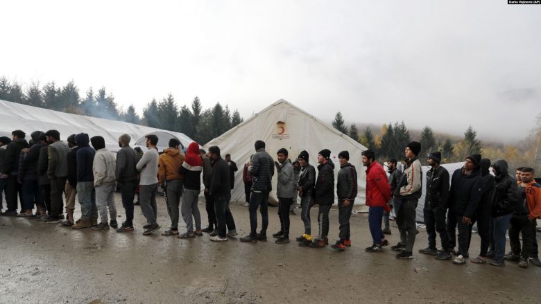 Stuhia shkatërron një kamp të migrantëve në Bosnje e Hercegovinë