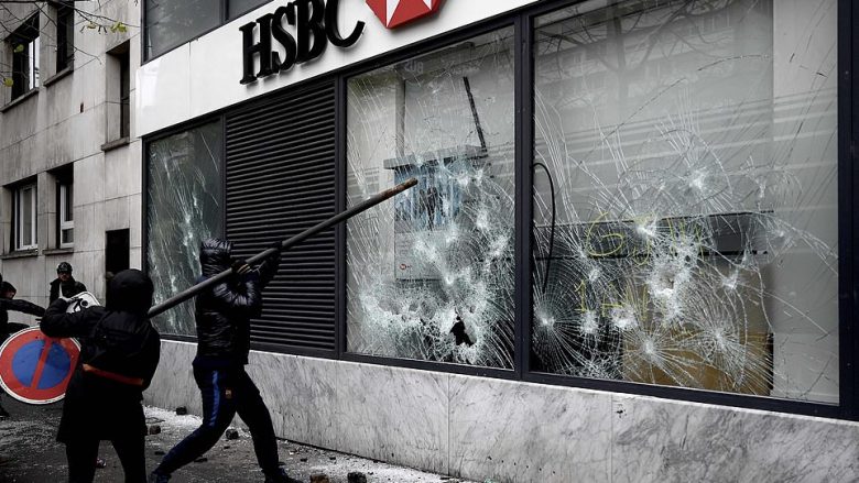 Demonstrata të dhunshme në Paris, demonstruesit thyhen bankat dhe rrotulluan vetura nëpër rrugë