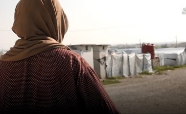 Dikur bënte thirrje për t’ju bashkuar ISIS-it, tani e penduar kërkon të largohet bashkë me të birin nga kampi i refugjatëve