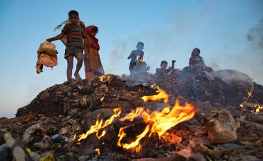 Fëmijët e varfër të Bangladeshit kërkojnë edhe nëpër mbeturinat e ndezura, për të gjetur ndonjë gjë më me vlerë