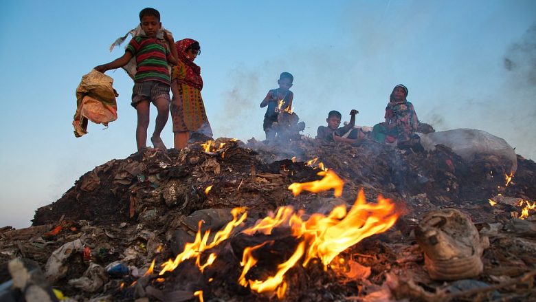 Fëmijët e varfër të Bangladeshit kërkojnë edhe nëpër mbeturinat e ndezura, për të gjetur ndonjë gjë më me vlerë