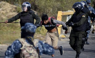 Forcat e rendit në Bolivi kanë qëlluar me armë mbi mbështetësit e presidentit të larguar, pesë të vrarë dhe dhjetëra të plagosur