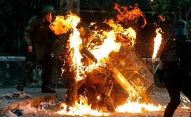Forcat e rendit u përfshinë nga zjarri që e hodhën protestuesit kundër presidentit të Kilit