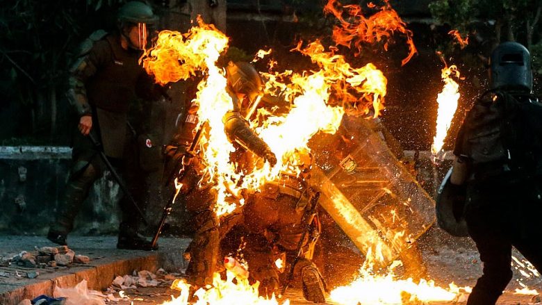 Forcat e rendit u përfshinë nga zjarri që e hodhën protestuesit kundër presidentit të Kilit