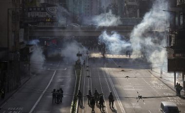 Forcat e rendit në Hong Kong hodhën gaz lotsjellës mbi masën e aktivistëve të maskuar, që kanë hyrë në javën e 22-të të protestave