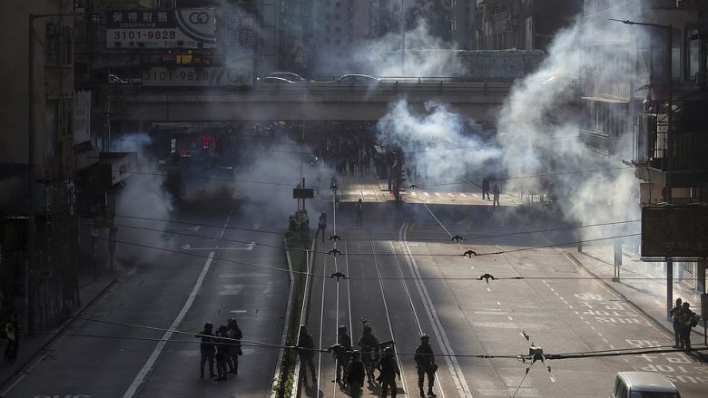 Forcat e rendit në Hong Kong hodhën gaz lotsjellës mbi masën e aktivistëve të maskuar, që kanë hyrë në javën e 22-të të protestave