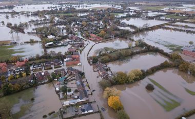 Fshati nën ujë: Vërshimet rrotulluan veturat dhe mbushën shtëpitë me ujëra të papastra, derisa meteorologët paralajmërojnë për më shumë reshje shiu
