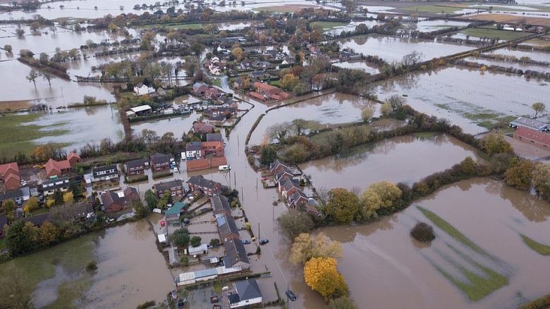 Fshati nën ujë: Vërshimet rrotulluan veturat dhe mbushën shtëpitë me ujëra të papastra, derisa meteorologët paralajmërojnë për më shumë reshje shiu
