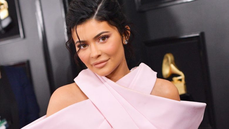 Kylie Jenner shet rreth 600 milionë dollarë aksione në kompaninë e saj të kozmetikës