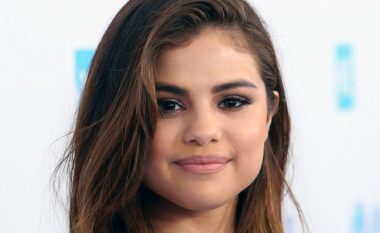 Selena Gomez tregon ndryshimet e trupit të saj ndërsa vuan nga sëmundja ‘Lupus’