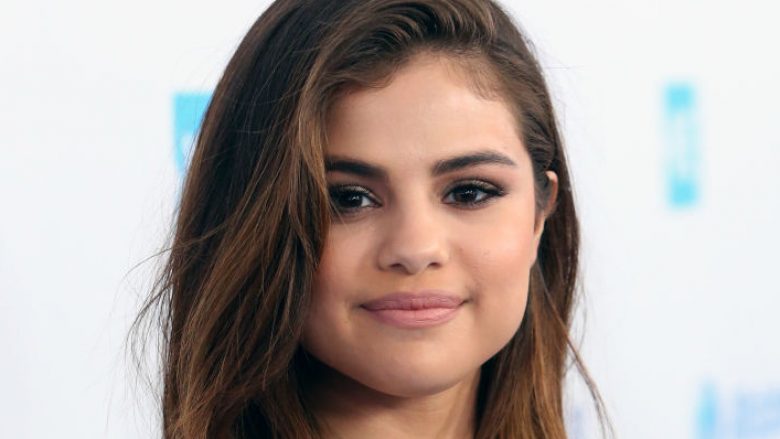 Selena Gomez tregon ndryshimet e trupit të saj ndërsa vuan nga sëmundja ‘Lupus’