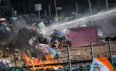 Gjuajtja me shigjeta në drejtim të policisë, metoda fundit që po përdorin protestuesit në Hong Kong