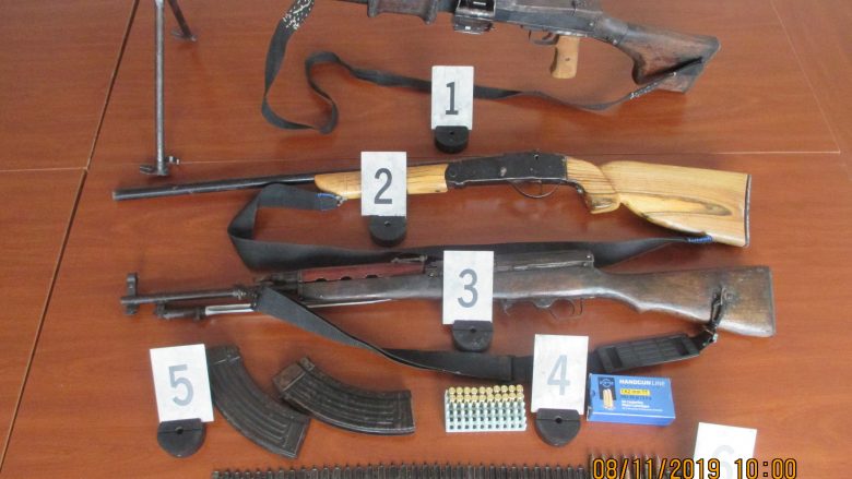 Arrestohen dy persona në Klinë për posedim të armëve ilegale