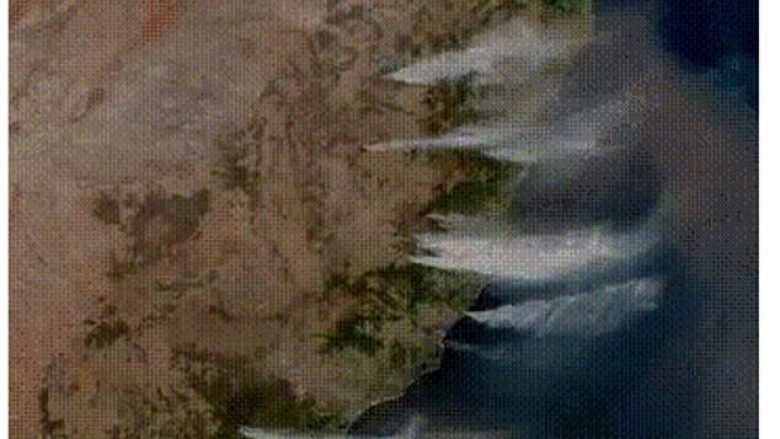 Imazhet satelitore nga hapësira tregojnë rreth 80 vatra të fuqishme zjarri në bregun lindor të Australisë