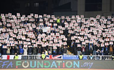 Gazetarët anglezë të befasuar me ngritjen e flamujve të Anglisë në “Fadil Vokrri”