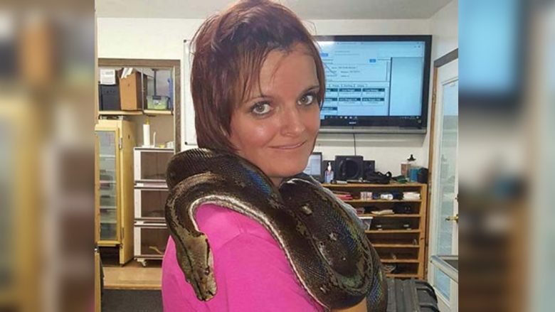 Një grua amerikane u gjet e vdekur në shtëpi me një piton rreth 2.5 metra të gjatë i mbështjellë në qaftë dhe me 140 gjarpërinj