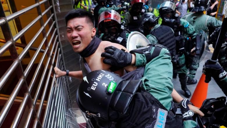 Liderët e Hong Kongut paralajmërojnë se qyteti është në “prag të mos kthimit prapa”