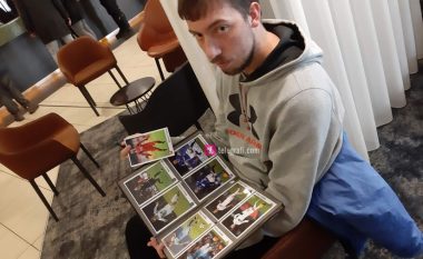Tifozi i veçantë çek i Kosovës - Martin Sneberk mban album me fotografitë e lojtarëve Dardanë dhe mbledh autografe