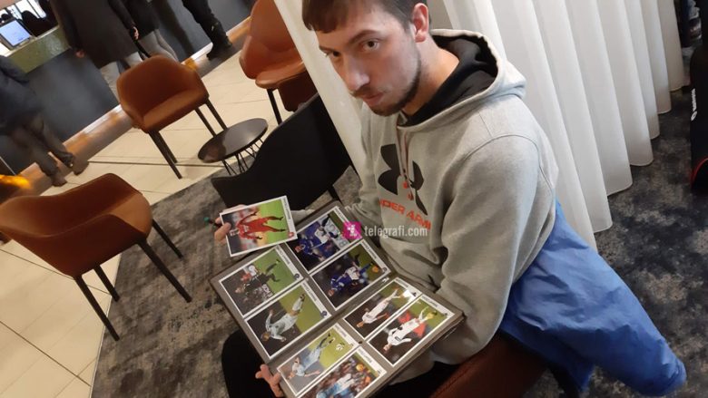 Tifozi i veçantë çek i Kosovës – Martin Sneberk mban album me fotografitë e lojtarëve Dardanë dhe mbledh autografe