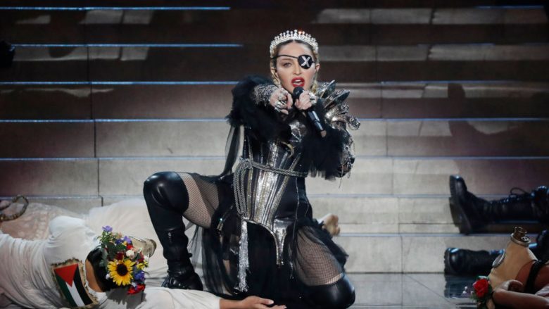 Madonna i ka anuluar koncertet me këshillim të mjekëve