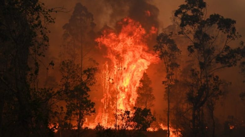Më se 130 vatra zjarri në Australi, tre të vdekur dhe rreth 150 prona të djegura