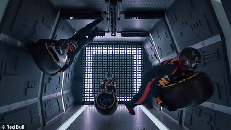 Mekanikët e Red Bullit provuan ndërrimin e rrotave në ambient me gravitet zero, pasi thyen rekord për ‘pit stopin’ më të shpejtë ndonjëherë