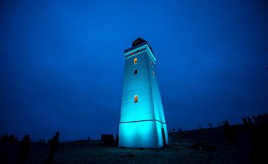 Ndriçohet sërish fanari 120-vjeçar, i lëvizur për 80 metra nga një bregdet danez