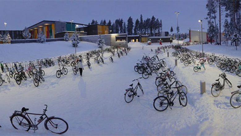 Nxënësit në një qytet të Finlandës vazhdojnë të shkojnë në shkollë me biçikleta edhe pse temperatura ka rënë në – 17 gradë Celsius