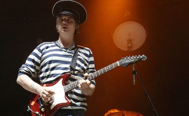 Pete Doherty lirohet nga burgu në Paris, ku u arrestua pasi bleu kokainë