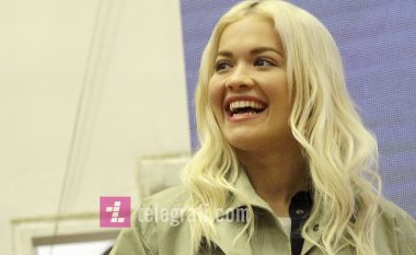 Rita Ora ndan pikturën me motive kombëtare me shqiponjën që mban dy flamujt